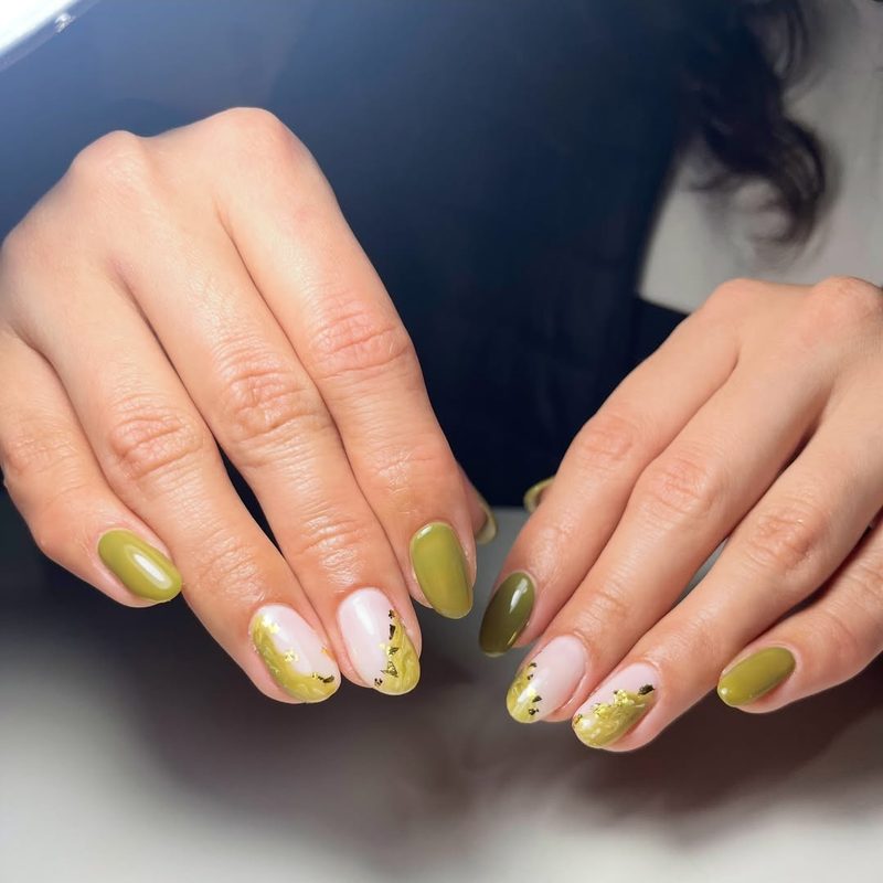 Uñas en verde oliva y rosa pálido con detalles dorados