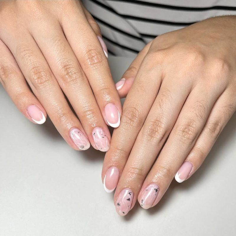 Uñas con francesa blanca y efecto mármol rosado