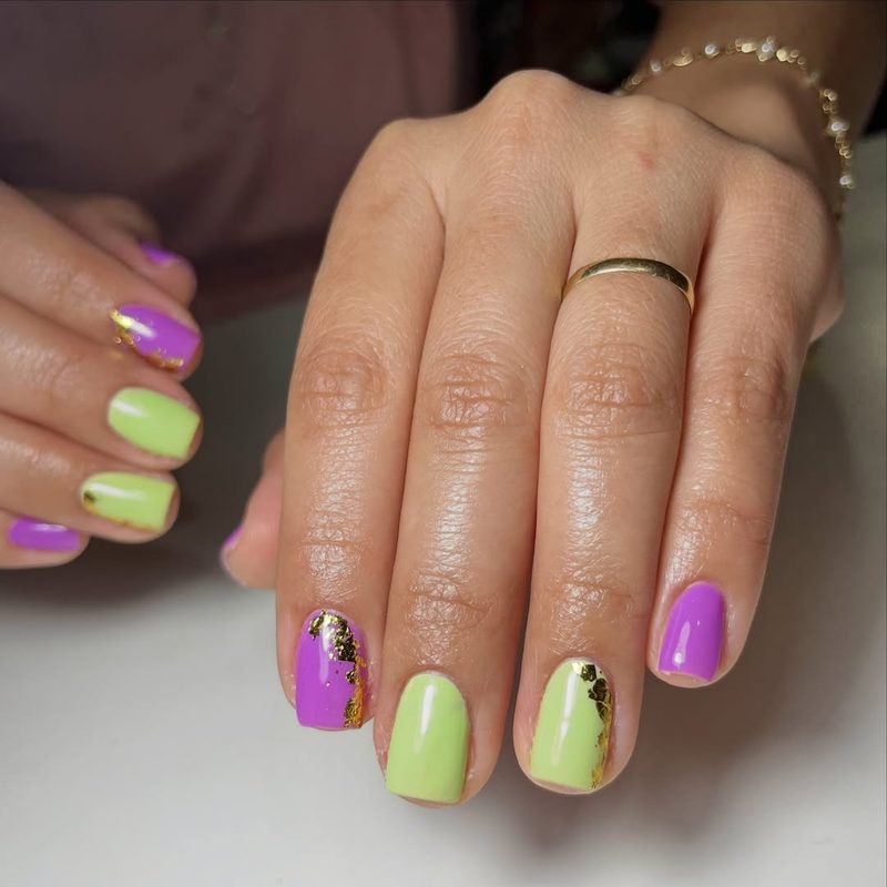 Uñas violetas y verde lima con láminas doradas